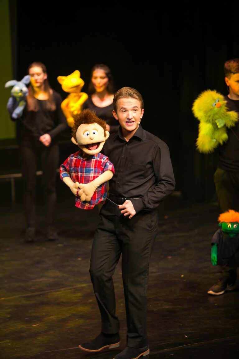 Teenage performing opportunities in Farnham, Teenagers Performing arts groups in Farnham, Performing Arts School for children in Farnham, Dance School for children in Farnham, Stage Shows for kids in Farnham, Singing Lessons for kids in Farnham, Dance lesson for children in Farnham, Acting lessons for kids in Farnham, Performing opportunities for children in Farnham, Children Activities in Farnham, Confidence Building in performing arts classes